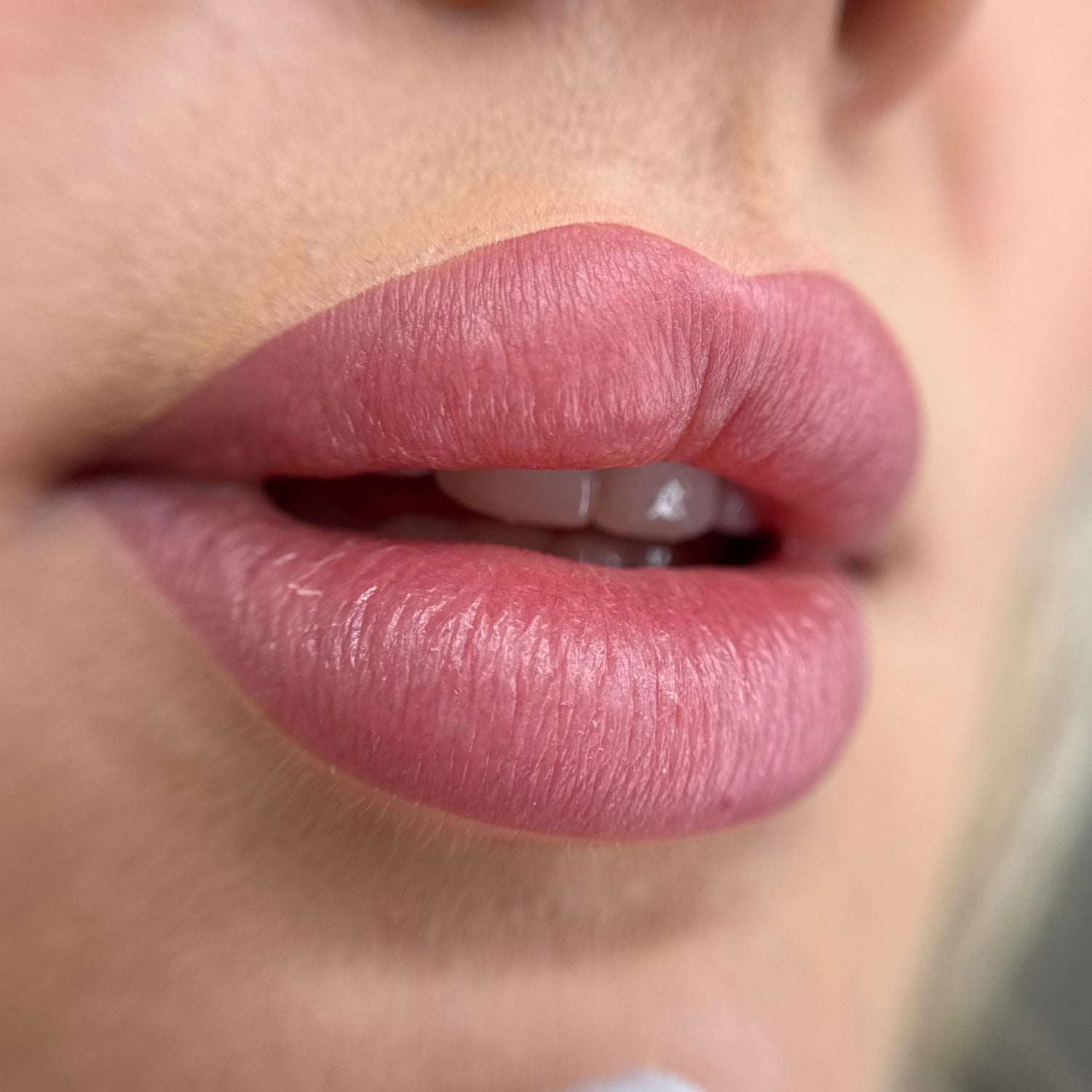 Zhojené výsledky lip blush po jediné PMU proceduře s rovnoměrnou retencí pigmentu a přirozenou texturou rtů